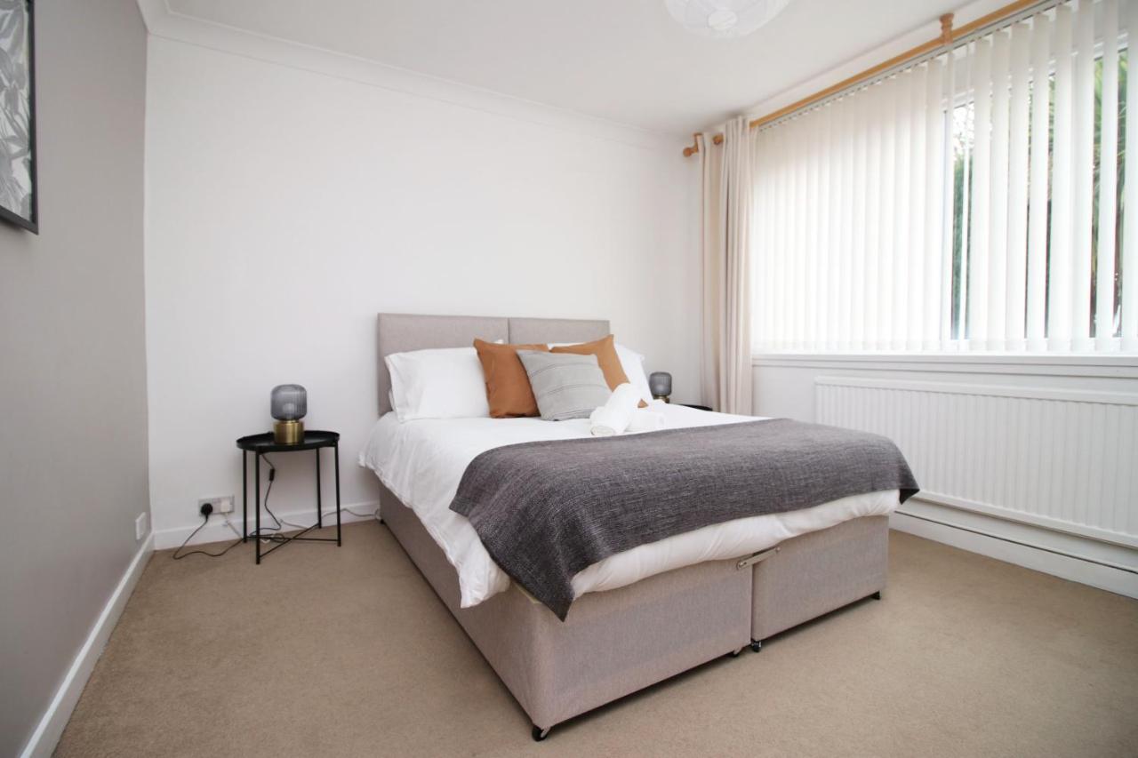 Becky'S Bungalow By Ty Sa -Spacious 4 Bed Bungalow Cardiff Exteriör bild
