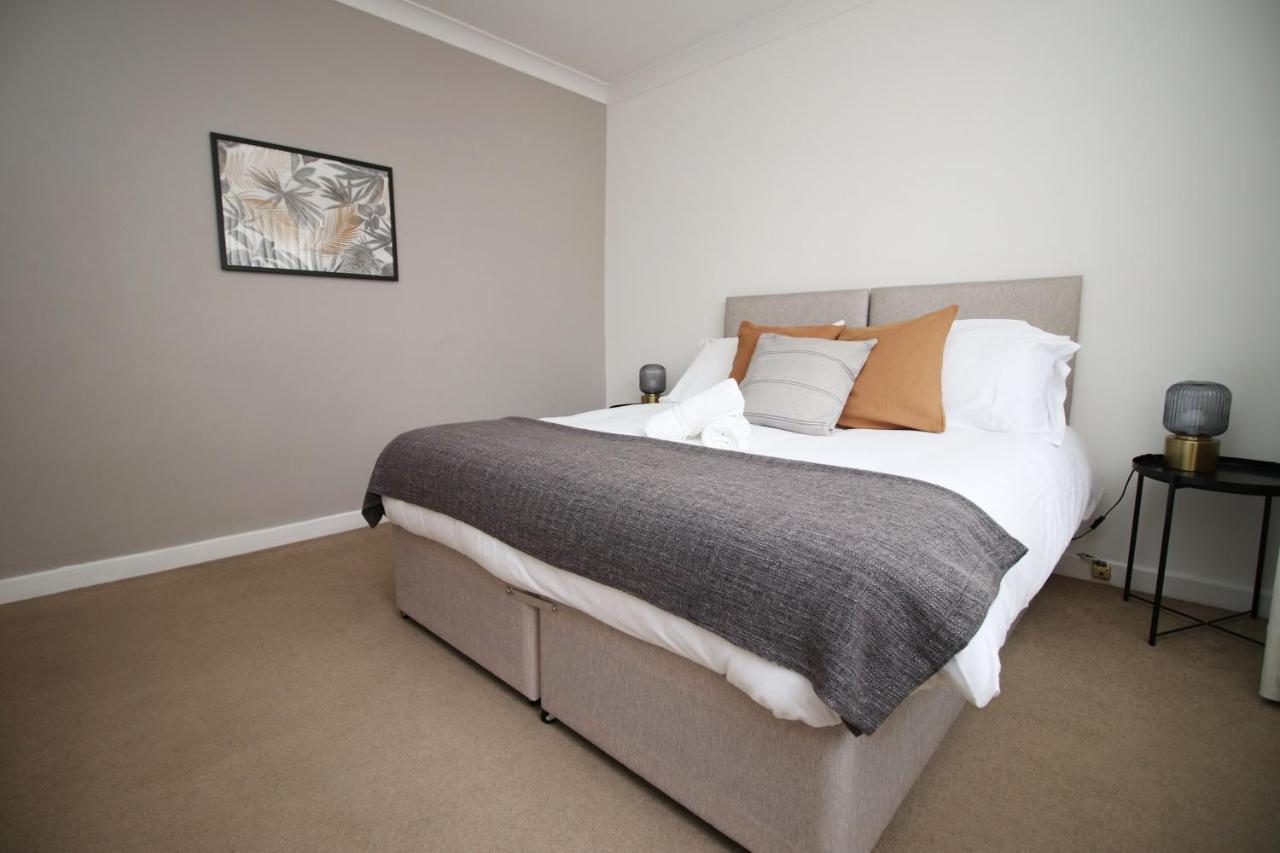 Becky'S Bungalow By Ty Sa -Spacious 4 Bed Bungalow Cardiff Exteriör bild