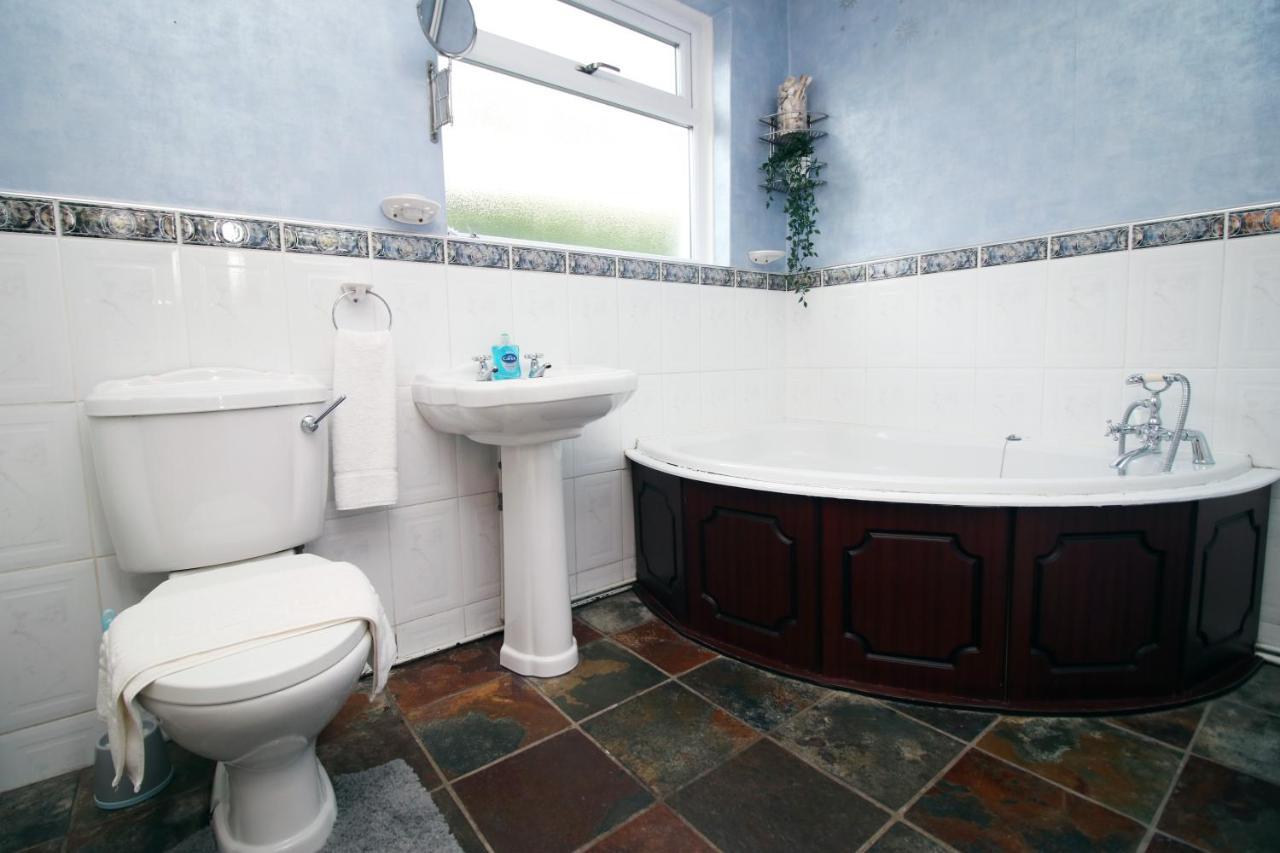 Becky'S Bungalow By Ty Sa -Spacious 4 Bed Bungalow Cardiff Exteriör bild